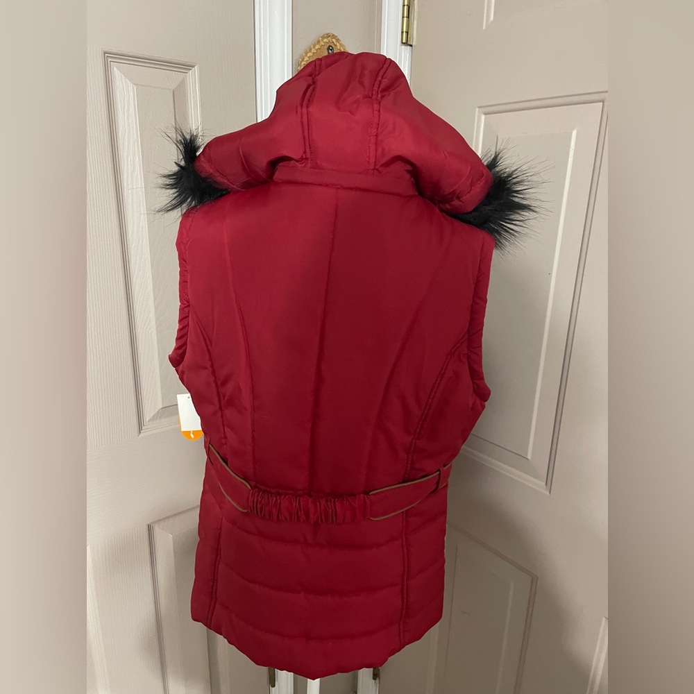 Sporto red puffer vest with black fur trimmed removable hood. NWT. Size L. - Picture 7 of 14